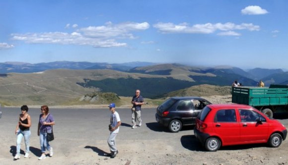 Hegyekben áll a szemét Románia legszebb magashegyi autóútja mellett