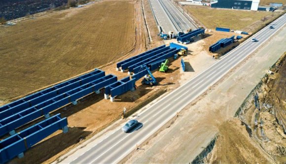 Óriási autópálya-építési sci-fivel kábít az új közlekedési miniszter