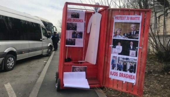 Ettől biztosan összecsinálja magát Dragnea: egy fabudit toltak a Képviselőház elé