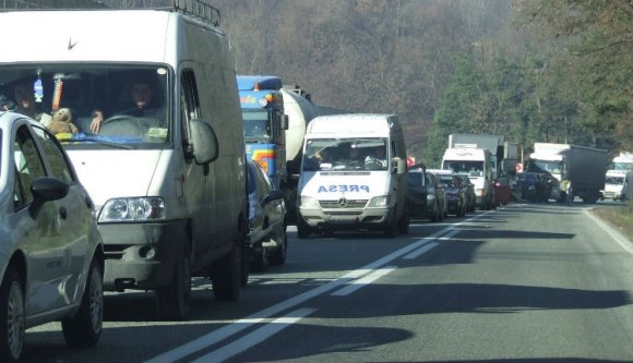 PSD-s magyarázat: azért kell kamionok után araszolnunk a közutakon, mert jól élünk