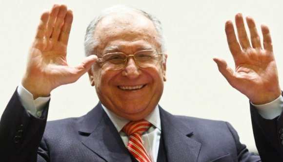 Ekkorát nyalva ajnározni valakit akkor is ciki, ha megérdemli. Hát még Ion Iliescu esetében