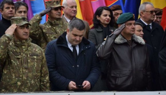 Vajon a Facebookot vagy az e-mailjeit böngészte a védelmi miniszter, miközben egy teljes katonai egység tisztelgett neki?