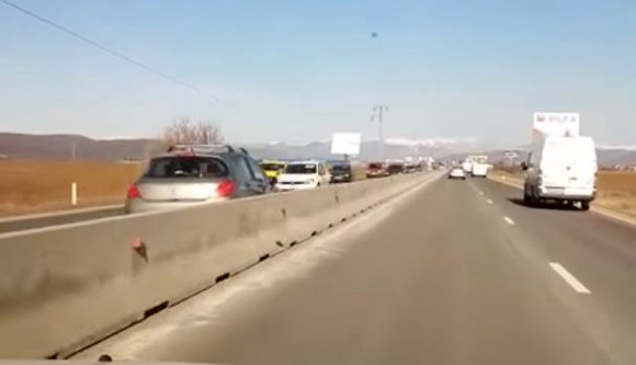 A belső sávon hajtott mindenkivel szemben, Románia egyik legzsúfoltabb országútján (VIDEÓval)