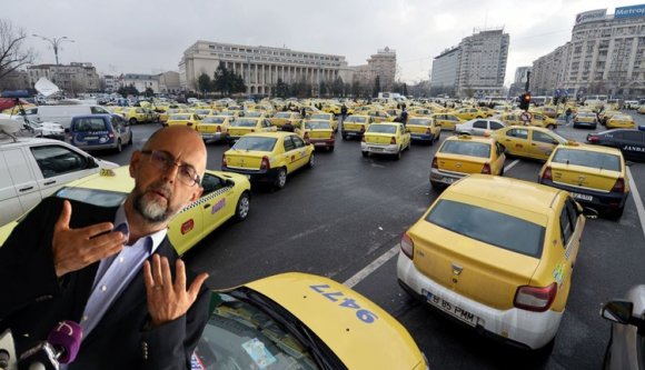 Nem fogja elhinni, ki szállt szembe a taxisokkal