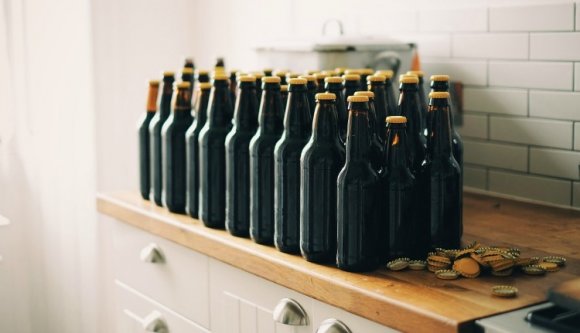 Áprilistól újra egymáshoz koccanó üres üvegekkel járhatunk vásárolni