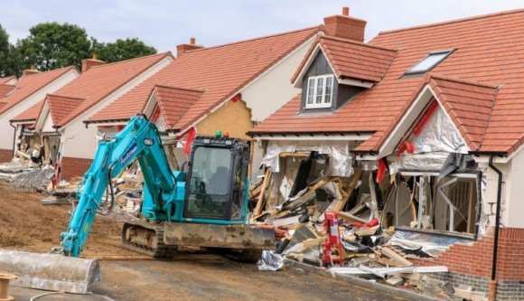 Erre ítélték a román férfit, aki röhögve rombolt le öt házat markológépével Nagy-Britanniában