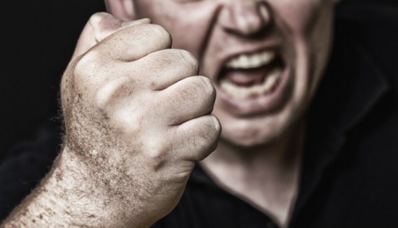 Felöklelte az orvost, hogy az csak úgy nyekkent bele (VIDEÓval)