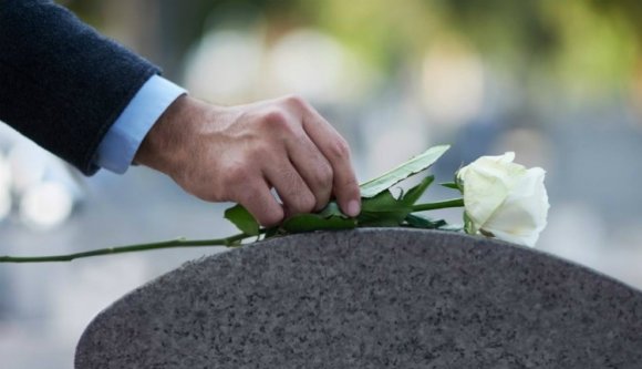 Összekeverték a holttesteket, vadidegent temetett el egy család