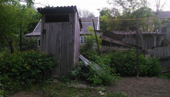 Sokba kerülhet az élet annak, aki ragaszkodik az udvar végében álló pottyantós vécéhez