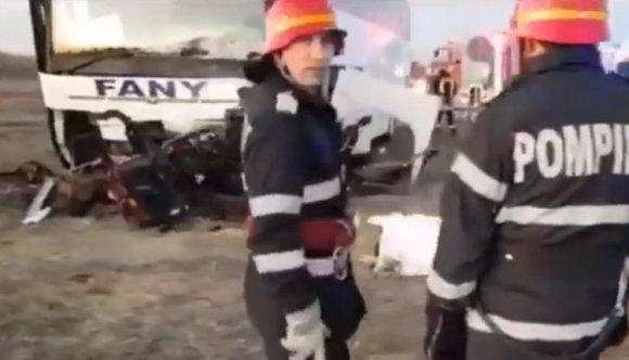 Kettészakította a gépkocsit a busz, egy utas szörnyethalt (VIDEÓ)