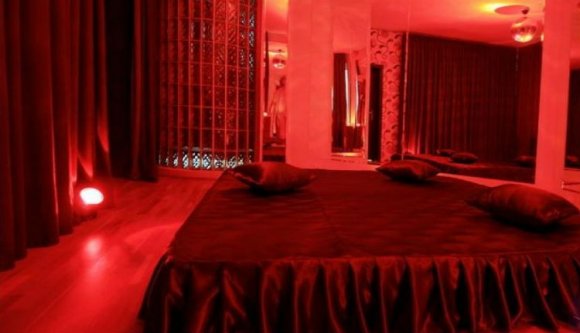 Mindent a sikerért: masszázsszalon is csatlakozik az autópályákat követelők munkabeszüntetéses tiltakozásához