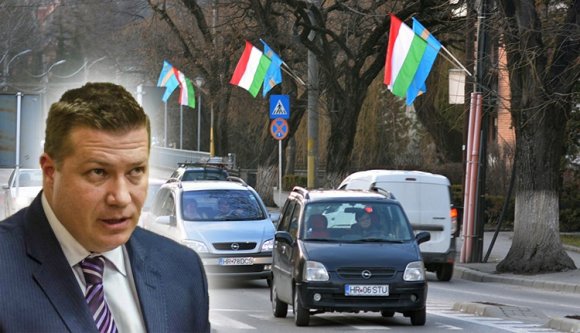 A prefektus ránézett a naptárra, és azonnal elkezdte a zászlóhisztit