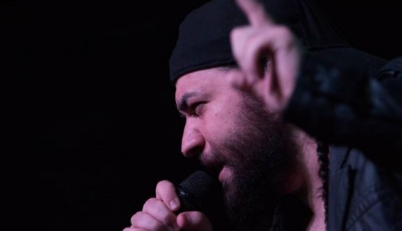 „Legalább szólhatnátok a fiataloknak, hogy emigráljanak!” – üzeni az ország vezetőinek egy zenész