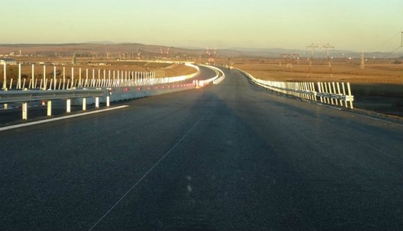 Öt év alatt három új autópálya (!!!) megépítésére kötelezné a kormányt a parlament felsőháza