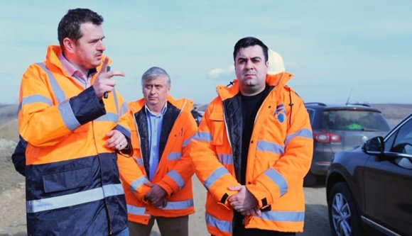 Miért kell belekötni, hogy egy hetet sem dolgoztak az autópályaépítésen?