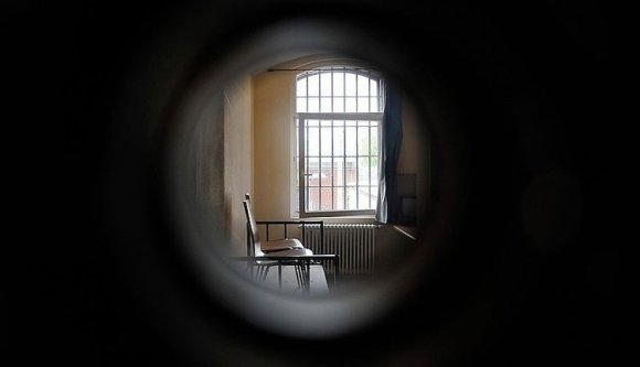 Hamarosan a rácsok másik oldalán találhatja magát egy drogkézbesítőnek állt aradi börtönőr