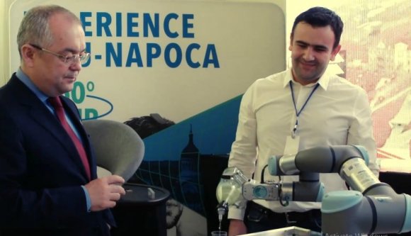 Kolozsvár annyira fejlett város, hogy Emil Boc már robotokkal pálinkázik (VIDEÓ)