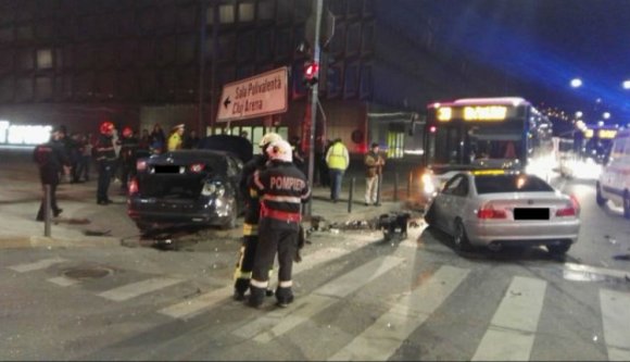 Elsöpörték a gyalogosokat az autók egy piroson áthajtó sofőr miatt Kolozsváron