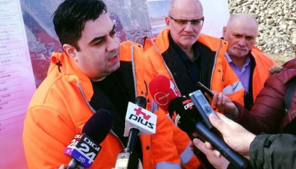 Játssza a tökös gyereket a közlekedési miniszter: drasztikus „szerződésbontást” adott elő a kamerák előtt (VIDEÓval)