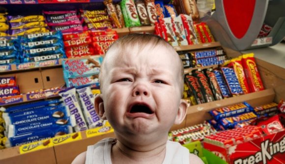 Eltüntetné az édességeket a pénztárak környékéről az RMDSZ képviselője