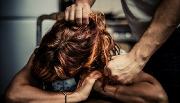 Vérlázító kijelentéseket tett egy rendőrfőnök a megvert nőkről