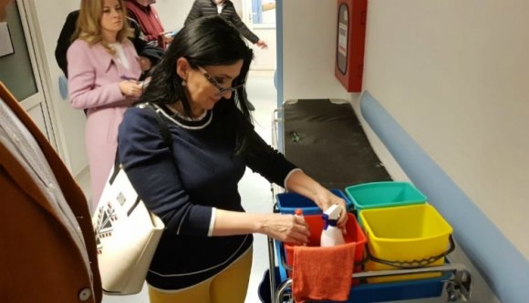 Kiverte a biztosítékot az egészségügyi miniszternél a sürgősségen látott mocskos törölköző