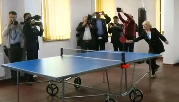 Árapállyal jön a kokó, erre Dăncilă pingpongozik egyet a Parti Őrség főnökével (VIDEÓval)