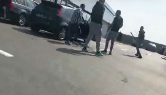 Lapát, pisztoly és kard nélkül el se induljunk, hiszen bármikor kitörhet egy ilyen tömegverekedés (VIDEÓval)