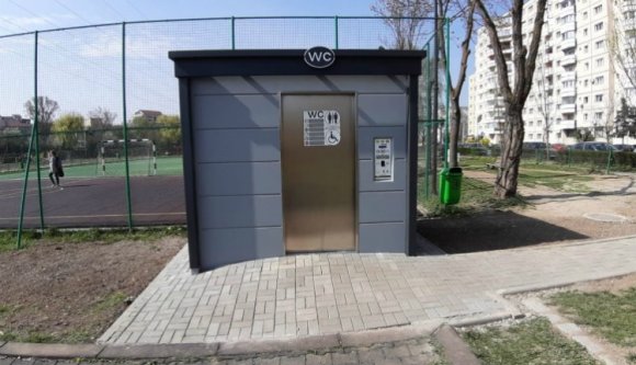 Hurrá! Már mi is „felavathatjuk” az 50 ezer eurós automata luxusvécéket Kolozsváron