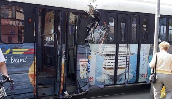 Vezető nélkül indult el és karambolozott egy villamos (VIDEÓval)