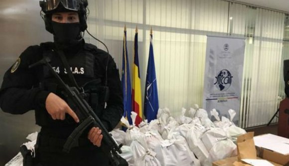 Még a rendőrrel is együtt italoztak a tengerparti drogcsempészek