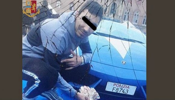 Jótanács: ne pont akkor fényképezkedjen rendőrautóval, amikor éppen drog van önnél