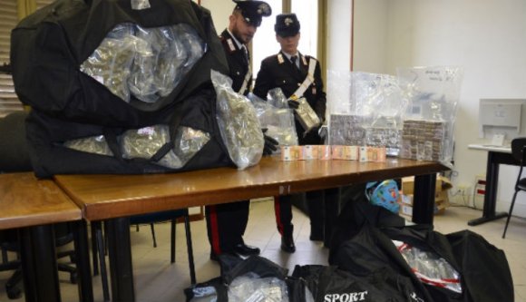 Tekintélyes mennyiségű kábítószert „sétáltatott” Európában négy román