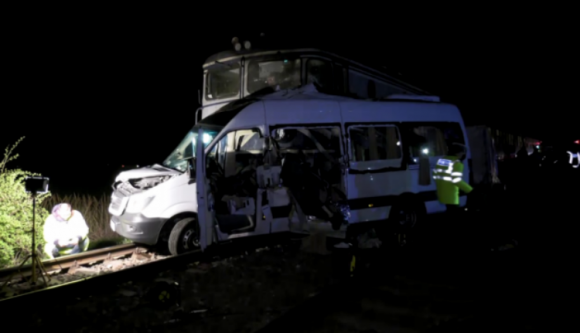 Újabb tragédia: egy mikrobusz vezetője megint nem nézett szét, és pont a vonat elé hajtott