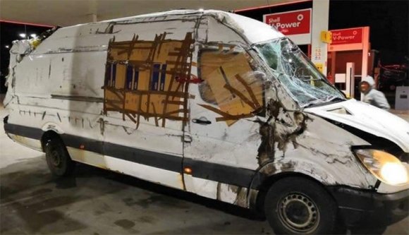 Még több száz kilométert autózott Romániában az M7-esen majdnem totálkárosra roncsolódott kisbusz