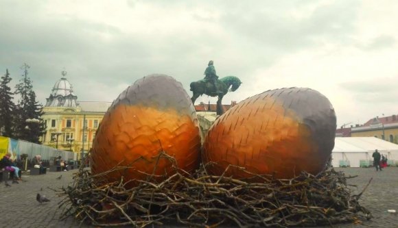 A kolozsvári Jurassic térről jelentjük: két dinótojás került a Mátyás-szobor mellé
