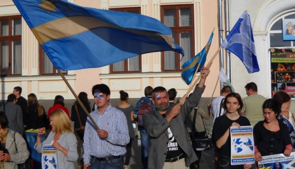 Egy skót meg egy székely kimegy a térre