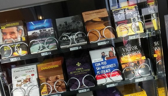 Mi kapható egy vasútállomási könyvautomatában?