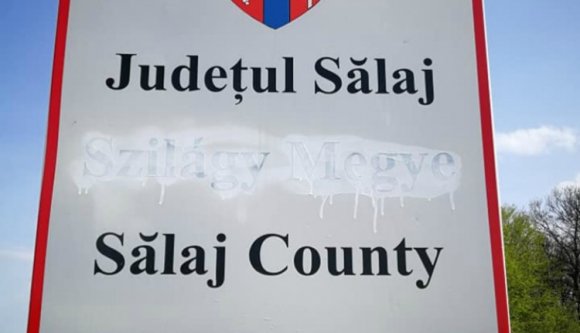 Ünnepi bunkóság: lefestették a magyar feliratot a megyehatárt jelző táblán