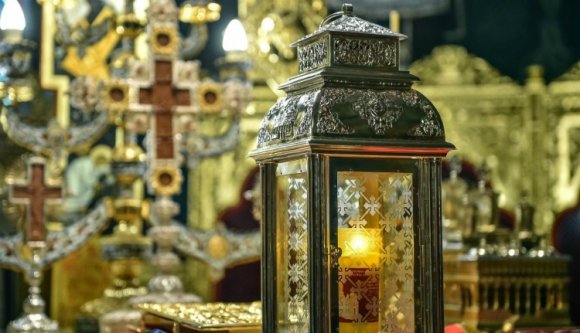 Hiába várták az ortodox pópák a húsvét fontos tartozékát a szebeni reptéren