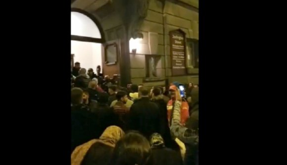 Összeverekedtek a templomban az ortodox húsvét előestéjén az angliai románok (VIDEÓval)