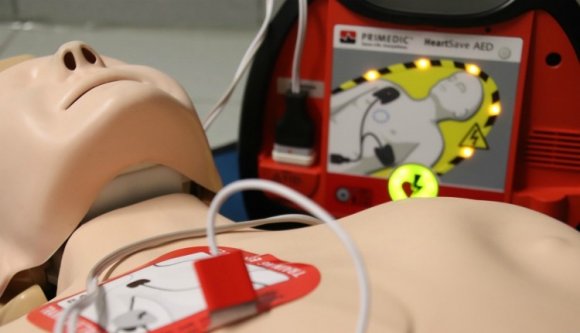 Ezt is megértük: utcai defibrillátorral szerelkezik fel Kolozsvár