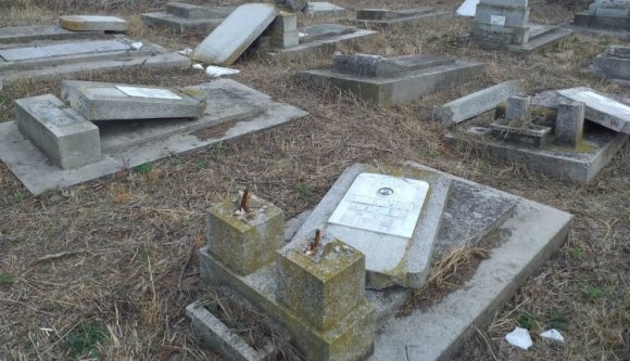 Serdülő tizenévesek döngölhették a földbe a zsidó temető sírköveit