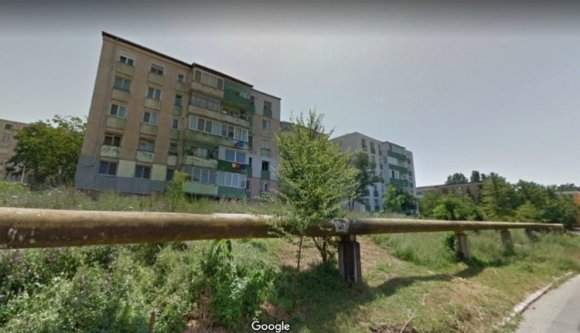 Ásóval és bottal támadtak a rájuk küldött rendőrökre a blokk előtt flekkenező lakók