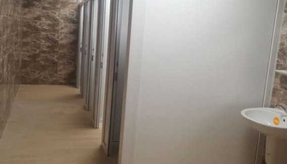 120 ezer eurónyi közpénz ment a vécébe Bánffyhunyadon. Szó szerint