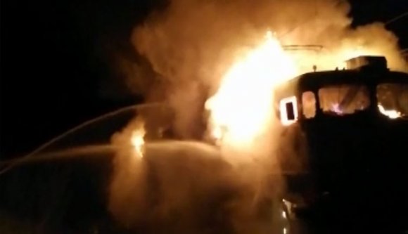 39 vagonos tehervonat mozdonya égett