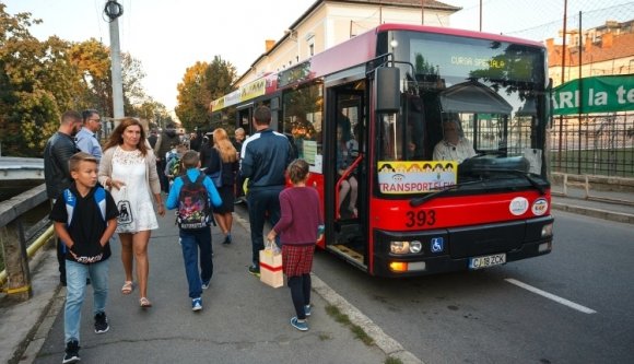 Megvalósul a kolozsvári multikulti: a magyar diákokat is ingyen buszoztatják