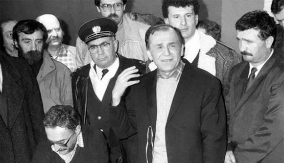 Iliescu örül, és húzza az időt a forradalom perében