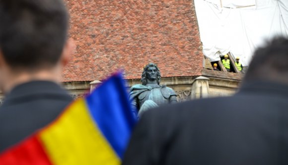 Vajon miért ragadtak magyar nemzeti zászlót román katonák Kolozsvár főterén? (FOTÓK)