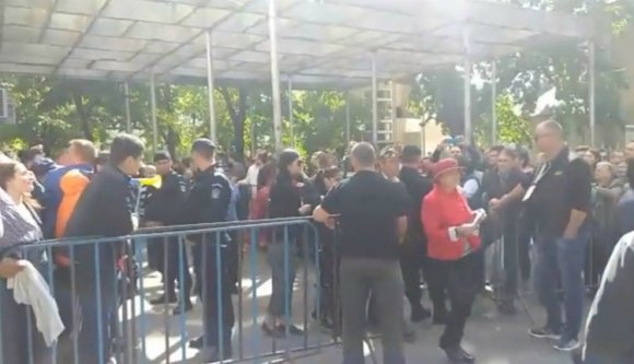 Áll a bál Iași-ban is: csendőrök és kordonok védik a PSD-seket a tüntetőktől